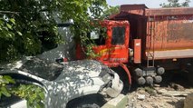 Freni boşalan kamyon 2 araca çarptı: 3 yaralı