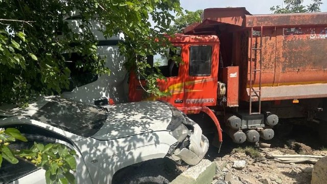 Freni boşalan kamyon 2 araca çarptı: 3 yaralı