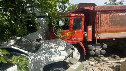 Freni boşalan kamyon 2 araca çarptı: 3 yaralı