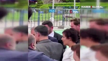 Protokol girişini kullanmayınca... Milletvekili adayının alana girişindeki telaşı ortaya ilginç görüntüler çıkardı