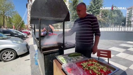 Depremde evi ağır hasar gören Yeni Malatyaspor'un aşçısı seyyar köfte tezgahıyla hayata tutunuyor