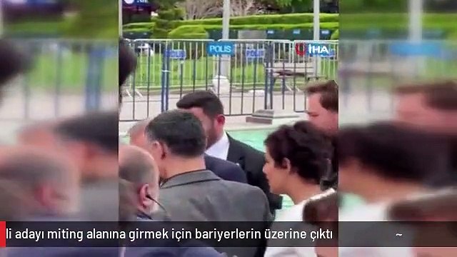 Milletvekili adayı miting alanına girmek için bariyerlerin üzerine çıktı