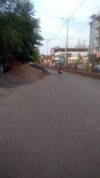 मार्ग पर निर्माण सामग्री, आवागमन बाधित