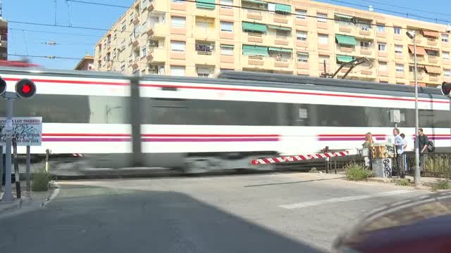 Una joven de 19 años muere al ser arrollada por un tren en un paso a nivel de Alfafar, Valencia