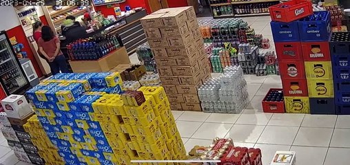 Video herunterladen: Bandidos armados invadem distribuidora em Mariluz e roubam dinheiro, celular e bebidas