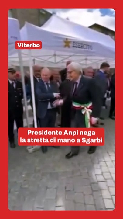 Il Presidente Dellanpi Di Viterbo Nega La Stretta Di Mano A Sgarbi