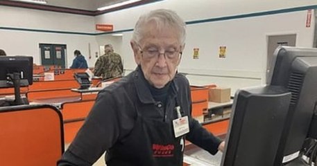 À 91 ans, cette employée de supermarché récolte plus de 65 000 dollars grâce à la solidarité des internautes et prend enfin sa retraite