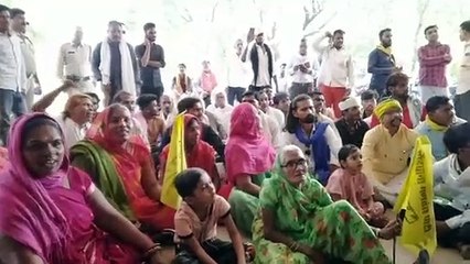 गरीब की जमीन पर गोशाला नहीं बनाने को लेकर ग्रामीणों ने दिया धरना