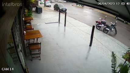 Câmera flagra colisão entre carro e moto na Rua Fortaleza, no Coqueiral
