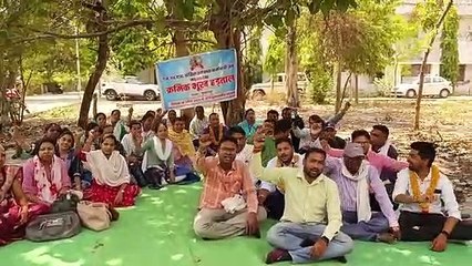 Скачать видео: Strike of contract health workers protested by shouting slogans