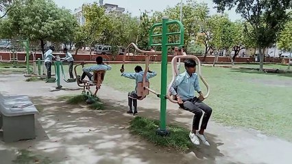 नगर निगम कॉलोनी चित्रकूट पार्क में कसरत करते स्टोरी