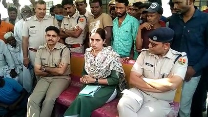 अस्पताल में तीन घंटे प्रदर्शन, एसडीएम की समझाइश पर माने