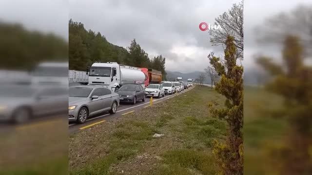 Burdur-Antalya karayolunda makaslayan tır yolu kapattı, yolda uzun araç kuyruğu oluştu