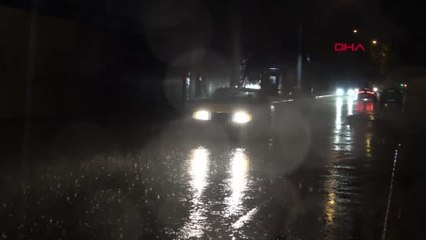 İZMİR'DE SAĞANAK HAYATI OLUMSUZ ETKİLEDİ