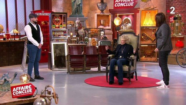 Sophie Davant face à un objet curieux dans Affaire conclue sur France 2