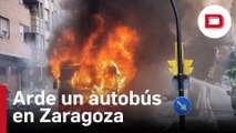 Se incendia un autobús en Zaragoza provoca graves daños a los coches estacionados