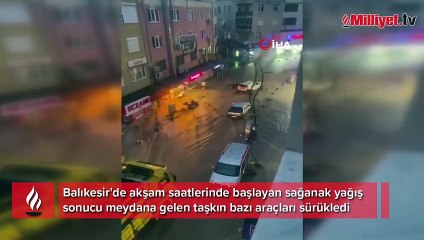 Sağanak ile gelen taşkın araçları böyle sürükledi