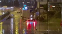 Kuşadası'nda sağanak yağış etkili oldu, otomobil göle dönen yolda mahsur kaldı