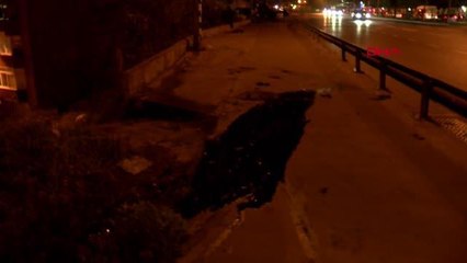 İSTANBUL-ŞİŞLİ'DE OTOMOBİLE ÇARPARAK TAKLA ATAN MOTOSİKLETİN SÜRÜCÜSÜ ÖLDÜ, 2 ARKADAŞI YARALANDI