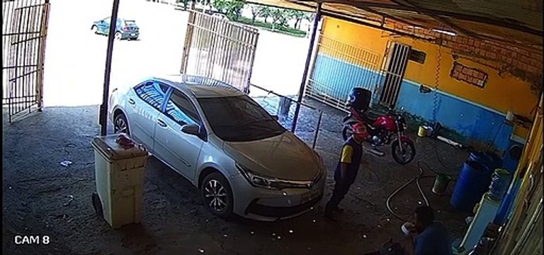 Ladrão rende funcionários de lava-jato e rouba carro de tenente da PM