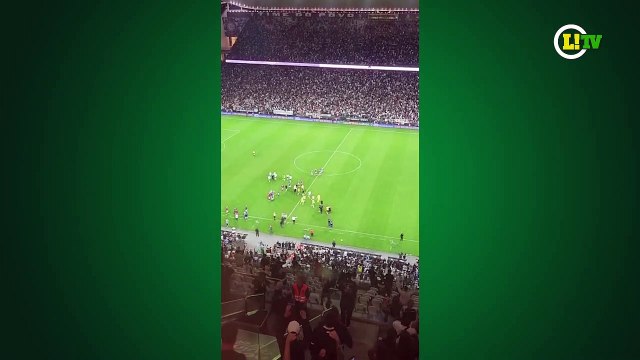 Jogadores do Corinthians celebram classificação na Copa do Brasil com o técnico Cuca