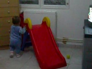 Matheo fais du toboggan 2