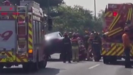 달리던 차가 다른 차 위로 올라타..."차선 바꾸려다" / YTN