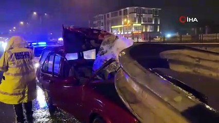 Otomobil bariyerlere saplanıp parçalandı: 3 kişi yaralandı