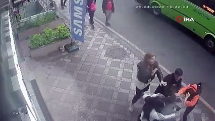 Sokak ortasında kızlı erkekli meydan savaşı!