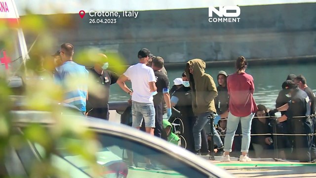 شاهد: المياه تجرف ما لا يقل عن 57 جثة إثر غرق قاربين قبالة ساحل ليبيا