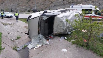 İçinde 4 kişinin bulunduğu minibüs takla atarak su kanalına düştü