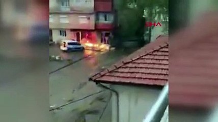Sağanak yağış sele neden oldu; otomobil sürüklendi