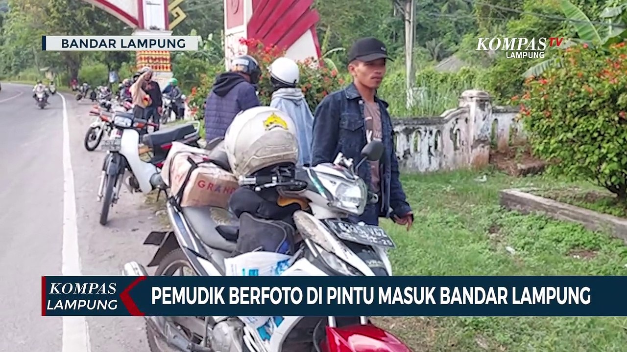 Pemudik Berfoto di Pintu Masuk Bandar Lampung