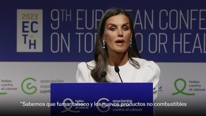 La reina Letizia defiende que aumentar el precio del tabaco "reduce su consumo"