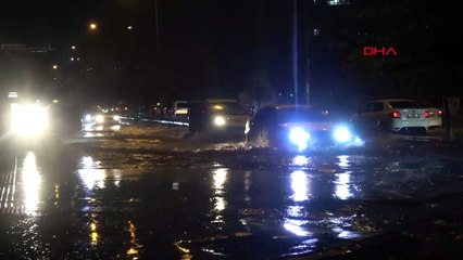 İzmir ve Balıkesir’de sağanak yağmur: Trafik felç oldu iş yerlerini su bastı
