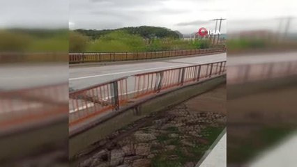 Sağanak yağışlar köprüye zarar verdi