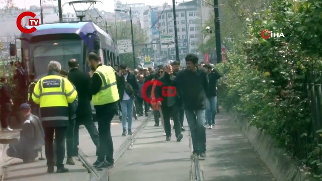 Kabataş-Bağcılar hattında kopan tel seferleri aksattı