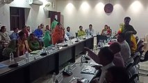 वीडियोे स्टोरी : साधारण सभा की बैठक में सदस्यों ने पीडब्ल्यूडी अधिकारी को घेरा
