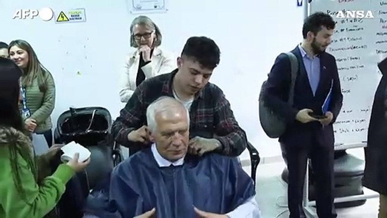 Borrell si fa tagliare i capelli durante la sua visita a Bogota'