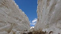 Nisan ayında beş metreyi aşan karla mücadele