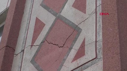 AVCILAR'DA ÇATLAKLARLA DOLU BİNANIN BULUNDUĞU SOKAKTA KORKU