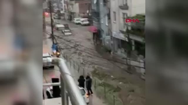 BALIKESİR'DE DERE TAŞTI, SELE KAPILAN OTOMOBİL SÜRÜKLENDİ; O ANLAR KAMERADA