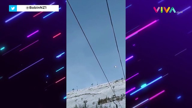 DETIK-DETIK Jet Tempur Rusia Jatuh Usai Terbakar di Udara