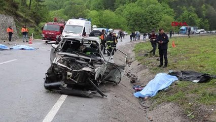 OTOMOBİL, İSTİNAT DUVARINA ÇARPIP, TAKLA ATTI 3 ÖLÜ 1 YARALI