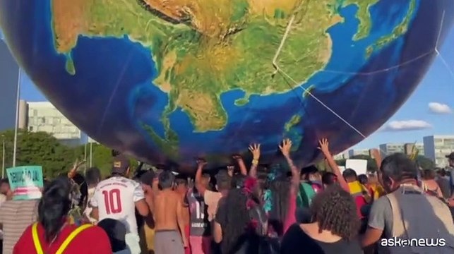 Migliaia di indigeni invadono le strade di Brasilia