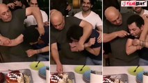 Pakistani singer Ali Azmat ने Birthdayपर  केक काटते हुए की ऐसी हरकत, पड़ रही हैं खूब गालियां!