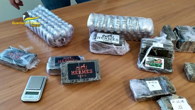 Trovato in casa con 3 kg di hashish, arrestato 59enne a Pescara