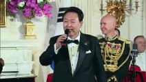 رئيس كوريا الجنوبية يظهر موهبته الغنائية في البيت الأبيض