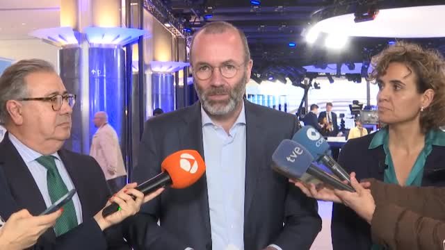 Manfred Weber, presidente del Partido Popular Europeo (PPE): veo al comisario ahora cada vez más como un 'camisa roja', haciendo campaña por Sánchez