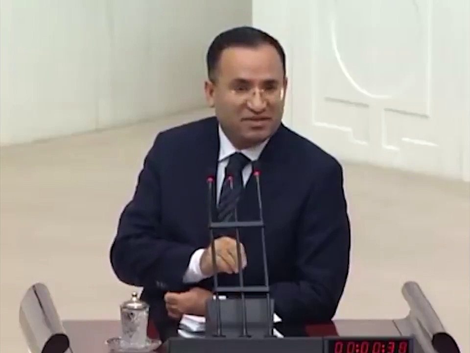 Bekir Bozdağ'ın FETÖ'yü övdüğü konuşması yeniden gündemde